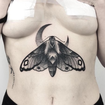 Бражник бабочка мертвая голова тату
