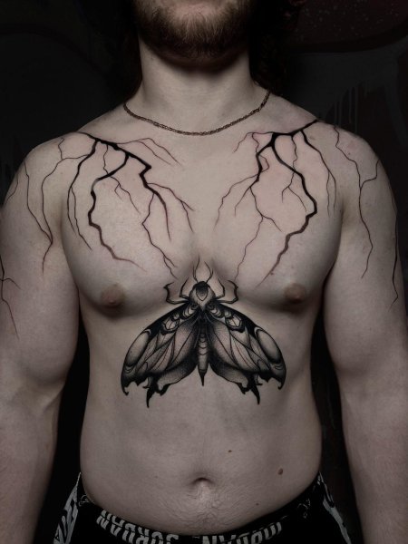 Тату бабочка на груди мужская