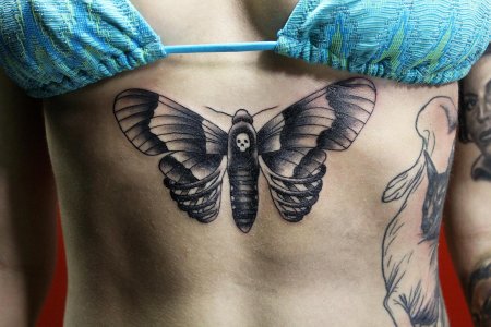 Бражник бабочка мертвая голова тату