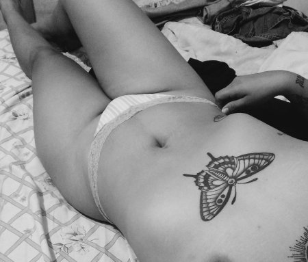 Тату бабочки под грудью