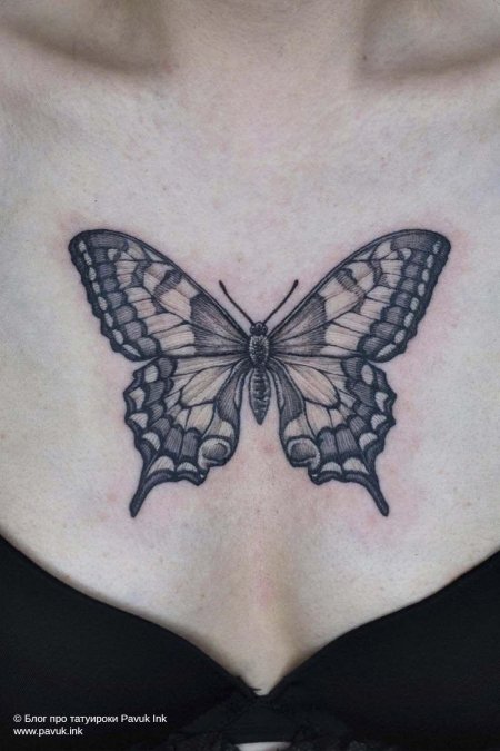Тату бабочка на груди