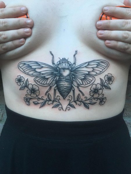 Тату бабочки под грудью