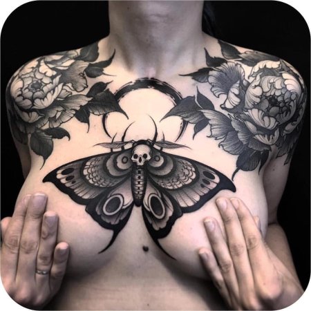 Бабочка на груди тату