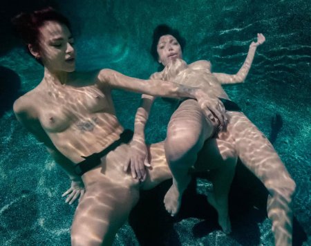 Порно в бассейне под водой