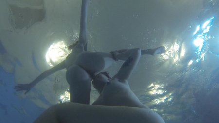 Под водой в бассейне