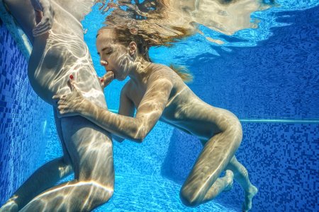 Ню в бассейне