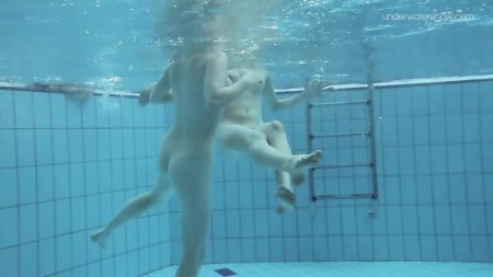 Голышом в бассейне