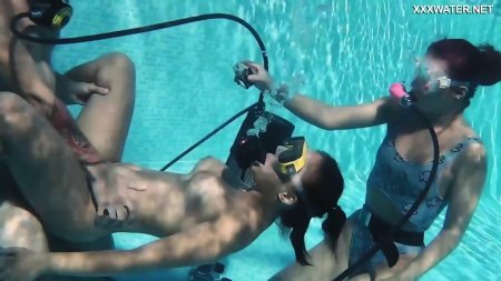 Секс в бассейн
