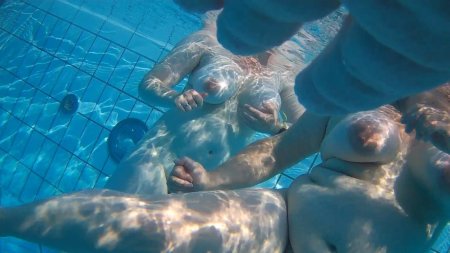 Underwater voyeur in sauna pool бассейне