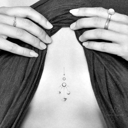 Тату уналоме между грудиной