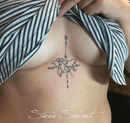 Тату между грудиной у девушек