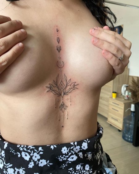 Татуировки между грудью для девушек