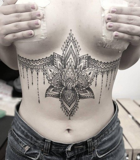 Тату под грудью женские