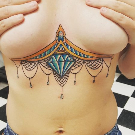 Татуировка на женской груди