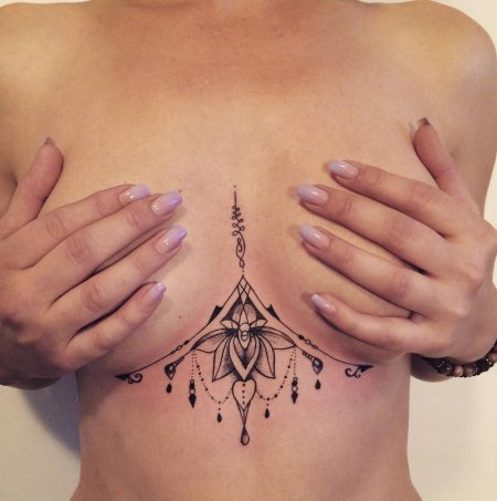 Небольшие тату под грудью