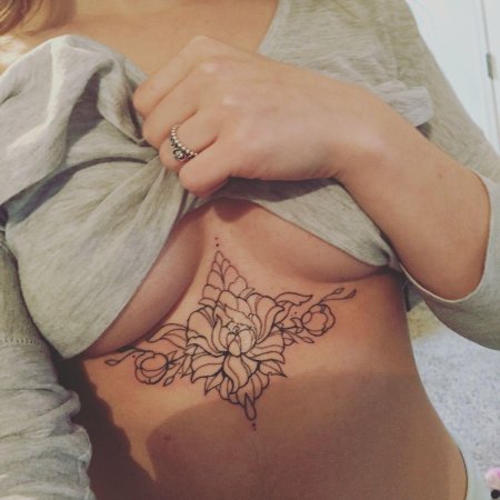 Тату под грудь