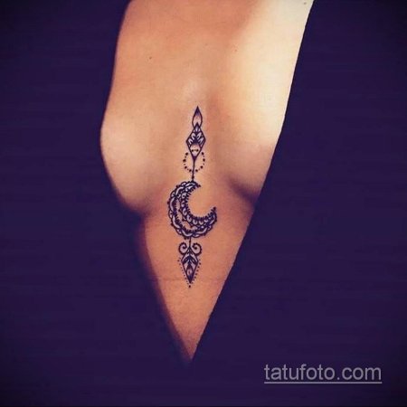 Полумесяц под грудью тату