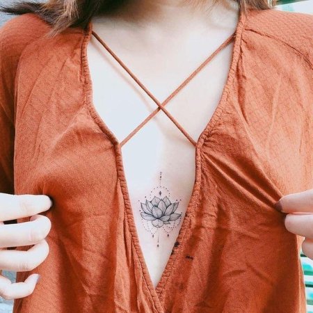 Тату между грудиной у девушек