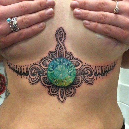 Тату под грудь