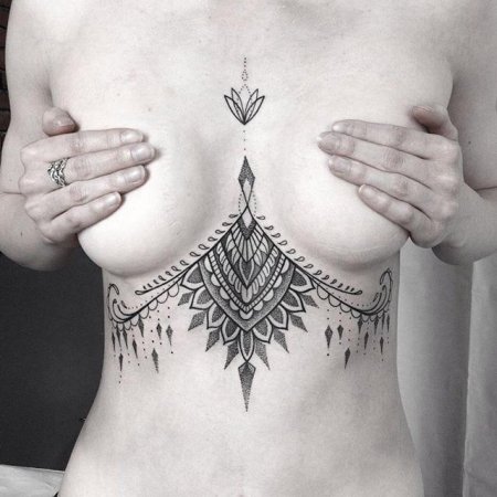 Татуировка под грудью