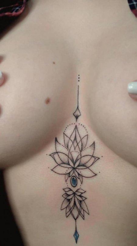 Тату лотос между грудиной
