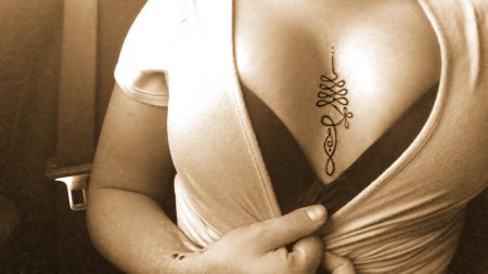 Татуировка между грудей