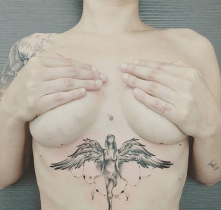 Тату под грудью