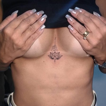 Татуировка между грудью у девушек