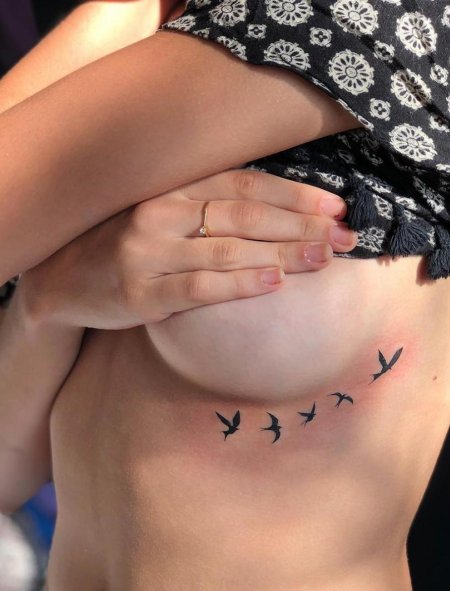 Тату для девушек под грудью