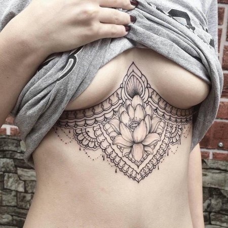 Женские тату под грудью