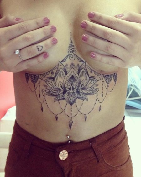 Татуировка мандала под грудью