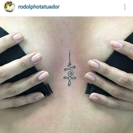 Тату между грудиной