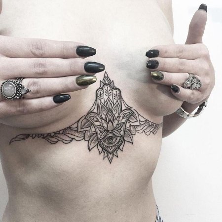 Под грудью тату