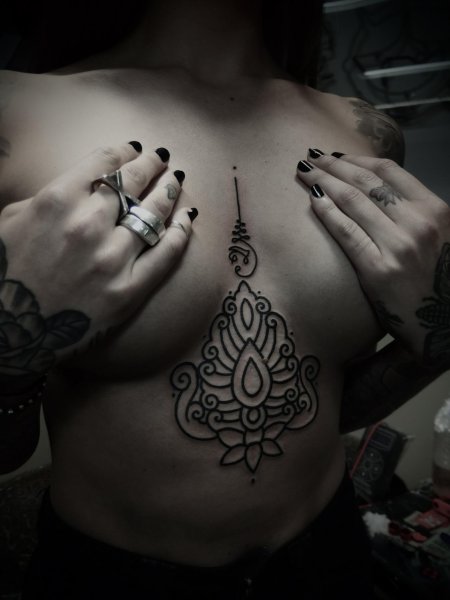 Под грудью тату