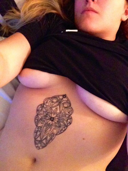 Тату под грудиной у девушек