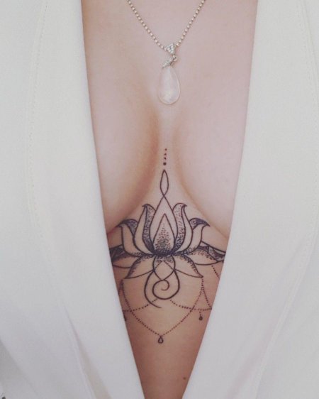 Тату между грудью для девушек