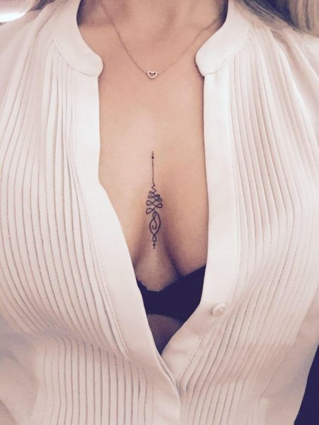 Тату между грудью для девушек