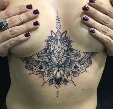 Тату под грудь