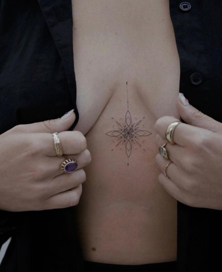 Тату между грудиной у девушек