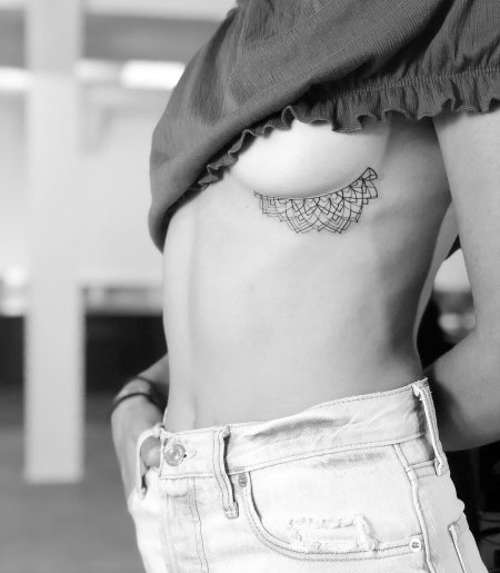 Тату под грудью девушки