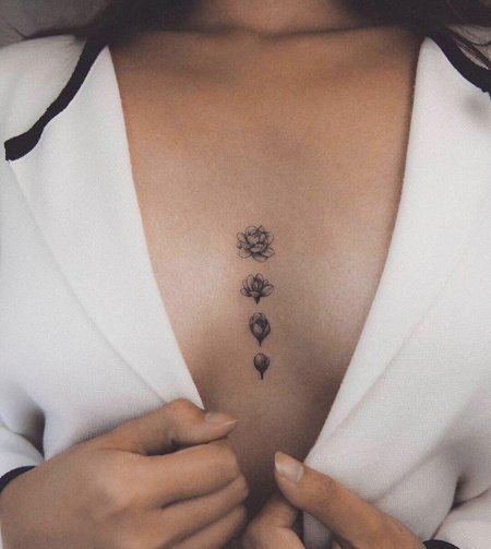 Татуировки между грудью для девушек