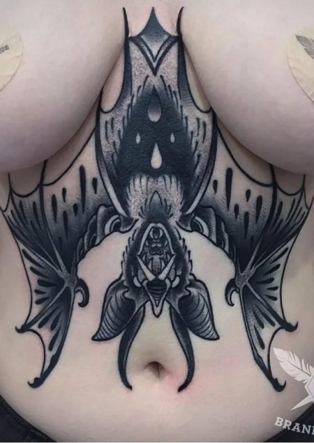 Порноактриса с татуировкой летучей мыши