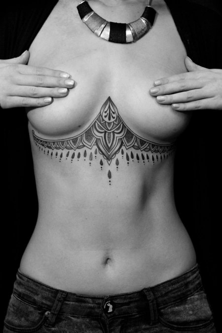 Тату на грудине женские