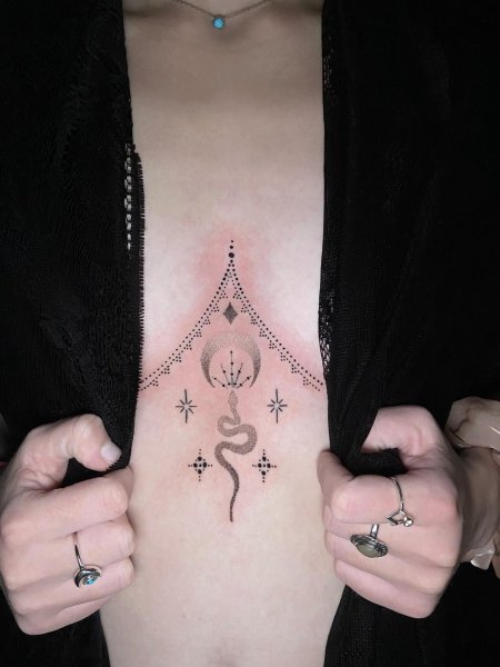 Тату между грудиной у девушек