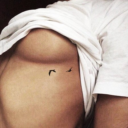 Татуировка на ребре у девушек