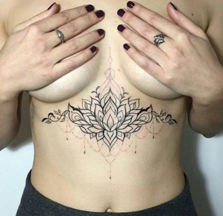 Тату под грудь