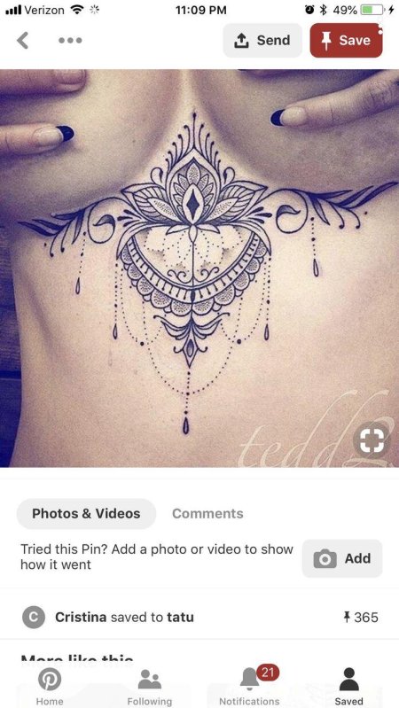 Тату под грудью девушки