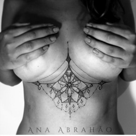 Тату под грудь