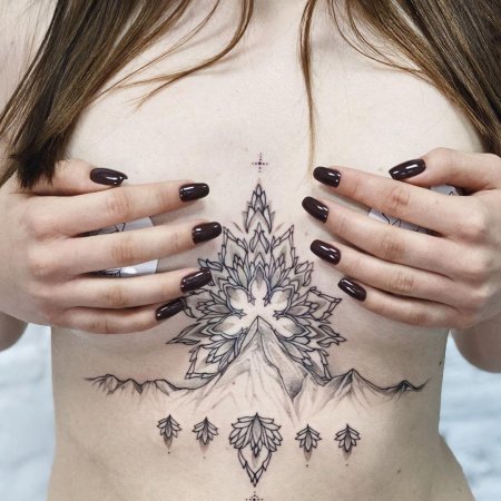 Тату под грудиной у девушек