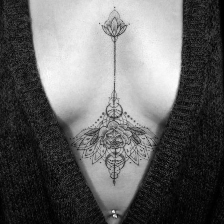 Тату между грудиной у девушек